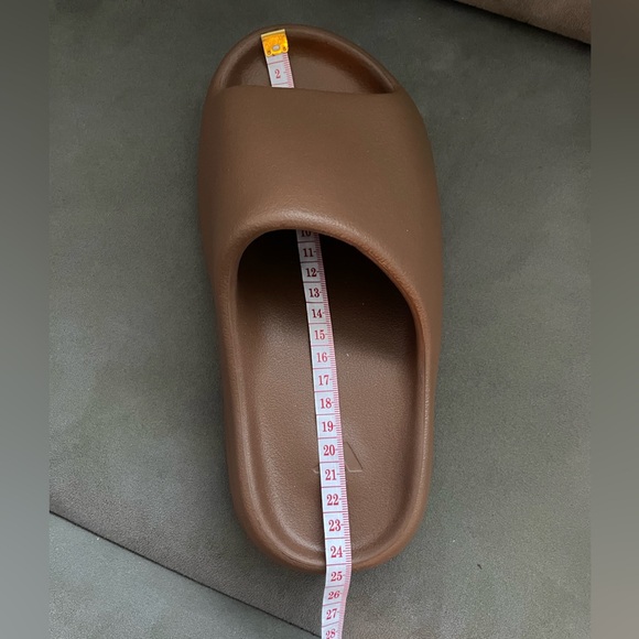 Yeezy Slides (Flax) NWT - Picture 13 of 13